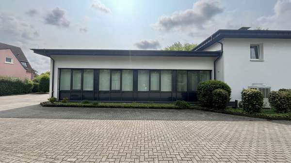 Gebäuderückseite mit Parkplätzen Gebäuderückseite mit Parkplätzen - Büro in 49082 Osnabrück mit 165m² mieten