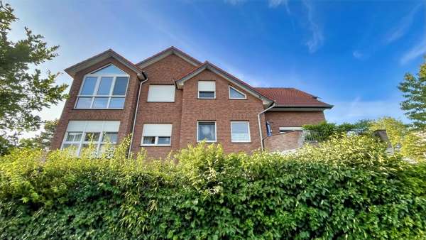 Seitenansicht der Wohnanlage Seitenansicht der Wohnanlage - Dachgeschosswohnung in 49196 Bad Laer mit 83m² kaufen