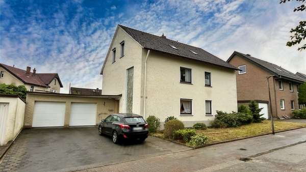 Ansicht mit Garagen - Zweifamilienhaus in 49214 Bad Rothenfelde mit 225m² kaufen