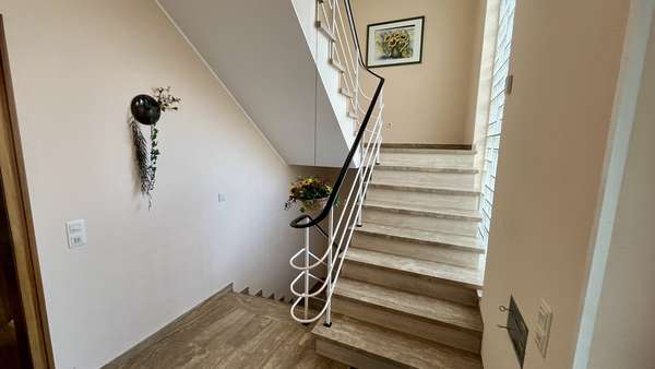 Treppenhaus - Zweifamilienhaus in 49214 Bad Rothenfelde mit 225m² kaufen