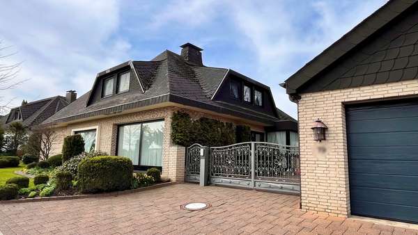 Die Straßenansicht - Einfamilienhaus in 49214 Bad Rothenfelde mit 210m² kaufen