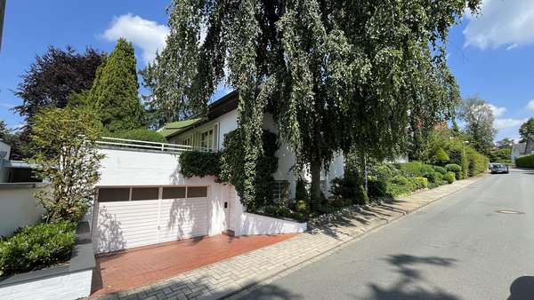 Straßenansicht mit Garage - Einfamilienhaus in 49076 Osnabrück mit 298m² kaufen
