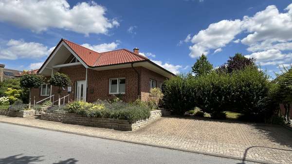 Ansicht Adlerstraße mit 3 PKW-Stellplätz Ansicht Adlerstraße mit 3 PKW-Stellplätz - Einfamilienhaus in 49196 Bad Laer mit 175m² kaufen