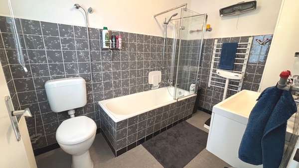 Badezimmer 1 Badezimmer 1 - Doppelhaushälfte in 49084 Osnabrück mit 110m² kaufen