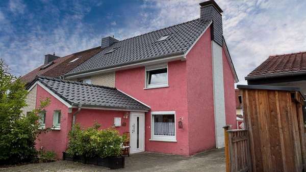 Schrägansicht vorne Schrägansicht vorne - Reihenendhaus in 49084 Osnabrück mit 90m² kaufen