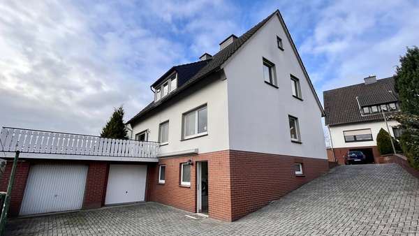 Die Rückansicht des Hauses - Zweifamilienhaus in 49170 Hagen mit 150m² günstig kaufen