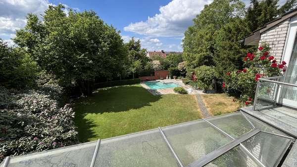 Blick in den Garten - Einfamilienhaus in 49076 Osnabrück mit 244m² kaufen