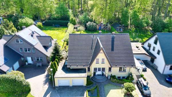 Drohnenaufnahme Straßenseite - Doppelhaushälfte in 49134 Wallenhorst mit 167m² kaufen