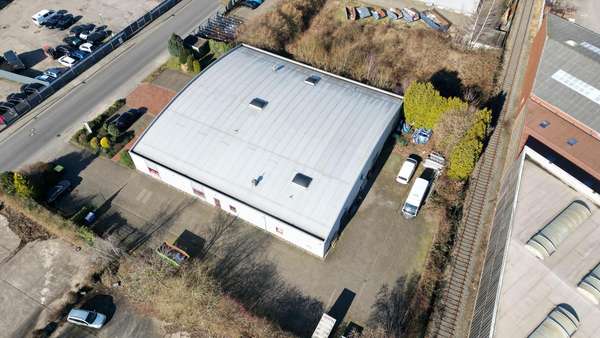 Drohnenfoto Seiten- und Rückansicht - Halle in 49090 Osnabrück mit 970m² mieten