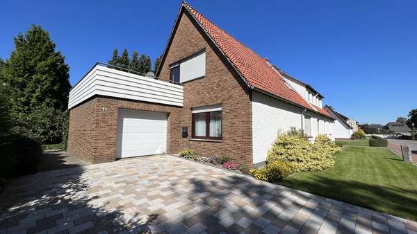 Seitenansicht mit Garage - Doppelhaushälfte in 32361 Preußisch Oldendorf mit 160m² kaufen