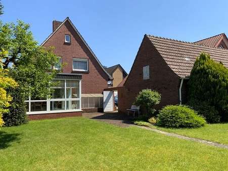 Rückansicht mit Nebengebäude - Einfamilienhaus in 49809 Lingen mit 125m² kaufen