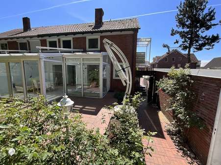 Rückseite mit Wintergarten - Doppelhaushälfte in 49716 Meppen mit 111m² kaufen