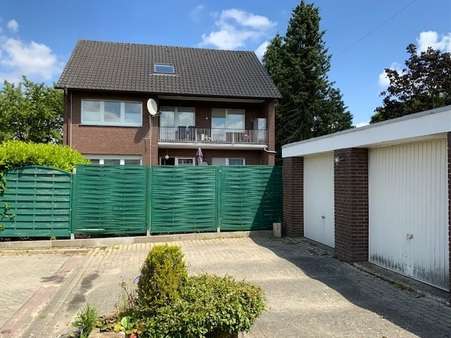Straßenansicht mit Garagen - Mehrfamilienhaus in 49809 Lingen mit 214m² günstig kaufen