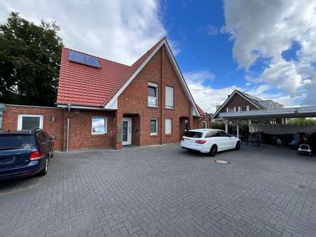 Hofansicht mit Carport Hofansicht mit Carport - Zweifamilienhaus in 49716 Meppen mit 216m² kaufen