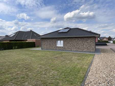 Seitenansicht vom Haus Seitenansicht vom Haus - Bungalow in 49699 Lindern mit 79m² kaufen