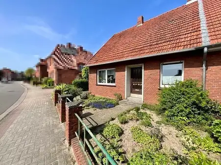 Beliebte innerstädtische Wohnlage: Alte Doppelhaushälfte auf großem Grundstück in Lingen