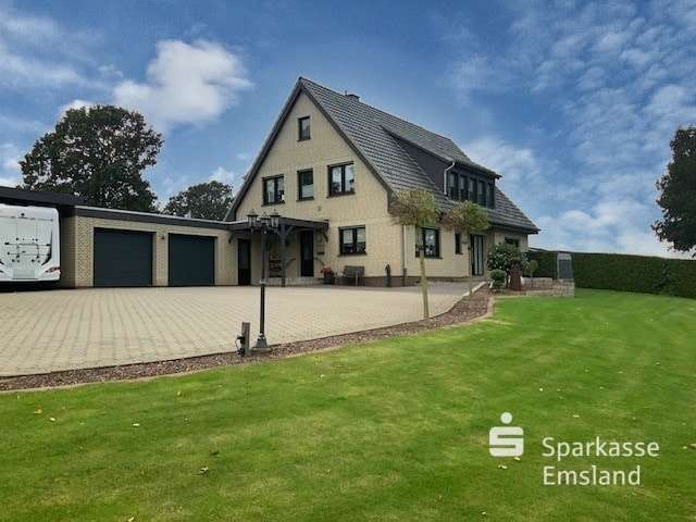 Seitenansicht mit Hofeinfahrt - Zweifamilienhaus in 49733 Haren mit 316m² kaufen