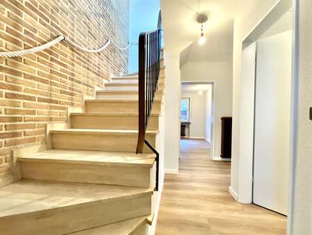Flur / Treppe ins OG - Maisonette-Wohnung in 48527 Nordhorn mit 110m² günstig kaufen