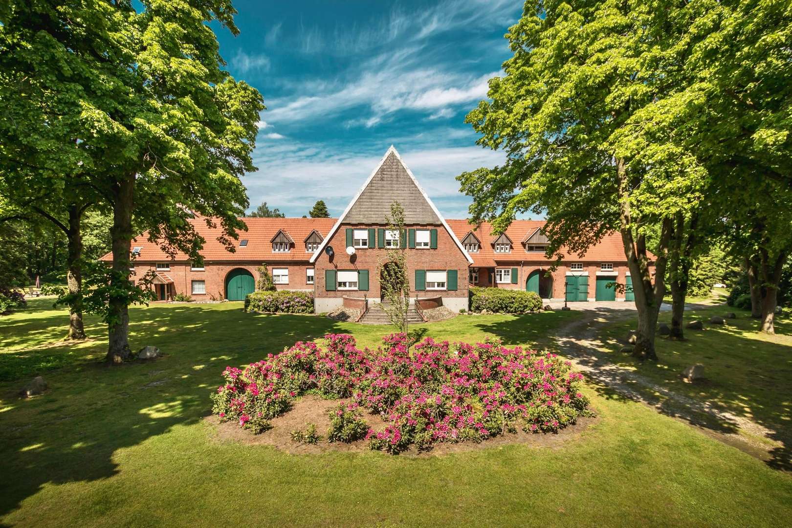 Frontansicht Herrenhaus - Reiterhof in 49847 Wielen mit 910m² kaufen