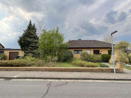 Vorderansicht mit Garage - Einfamilienhaus in 38442 Wolfsburg mit 124m² kaufen