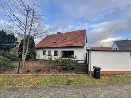 Rückseite mit Nebengebäude - Einfamilienhaus in 38550 Isenbüttel mit 120m² kaufen