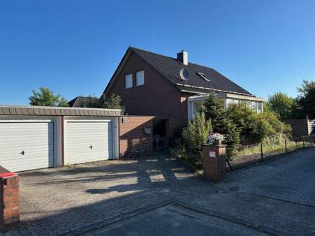 Einfahrt mit Garage - Fertighaus in 29328 Faßberg mit 150m² kaufen