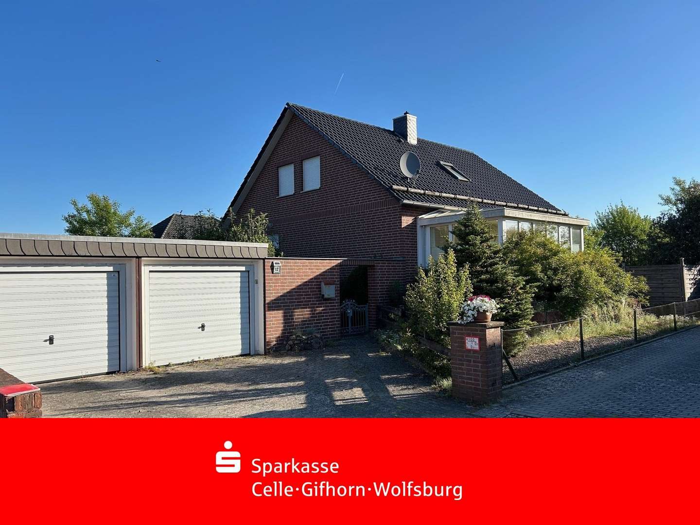 Einfahrt mit Garage - Fertighaus in 29328 Faßberg mit 150m² kaufen