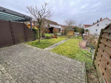 Blick in den Garten - Reihenmittelhaus in 38440 Wolfsburg mit 96m² kaufen