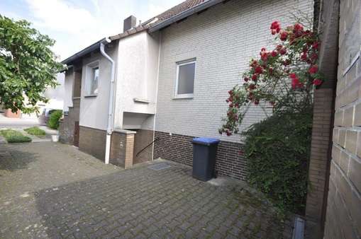 Seitenansicht, Zufahrt Seitenansicht, Zufahrt - Einfamilienhaus in 38442 Wolfsburg mit 160m² kaufen