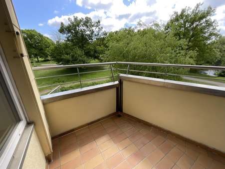 Blick vom Balkon - Erdgeschosswohnung in 38448 Wolfsburg mit 61m² kaufen