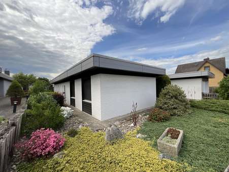 Seitenansicht und Garten - Bungalow in 38524 Sassenburg mit 155m² kaufen