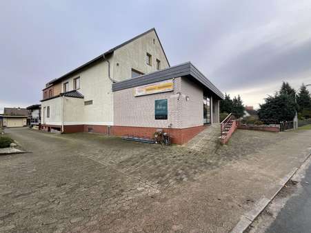Seiten- / Vorderansicht - Mehrfamilienhaus in 38553 Wasbüttel mit 314m² kaufen