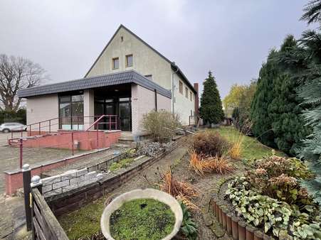 Vorder-/ Seitenansicht - Mehrfamilienhaus in 38553 Wasbüttel mit 314m² kaufen