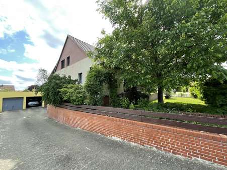 Auffahrt / Giebelansicht Auffahrt / Giebelansicht - Einfamilienhaus in 38527 Meine mit 166m² kaufen