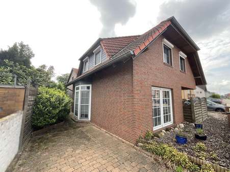 Seiten- /Vorderansicht Seiten- /Vorderansicht - Zweifamilienhaus in 38531 Rötgesbüttel mit 249m² kaufen