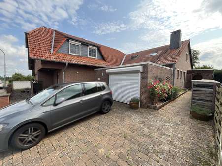 Seitenansicht Seitenansicht - Zweifamilienhaus in 38531 Rötgesbüttel mit 249m² kaufen