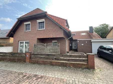 Vorderansicht Vorderansicht - Zweifamilienhaus in 38531 Rötgesbüttel mit 249m² kaufen