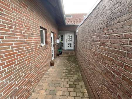 Zugang zu den beiden Hauseingängen Zugang zu den beiden Hauseingängen - Zweifamilienhaus in 38531 Rötgesbüttel mit 249m² kaufen