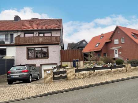 Straßenansicht - Doppelhaushälfte in 38442 Wolfsburg mit 90m² kaufen