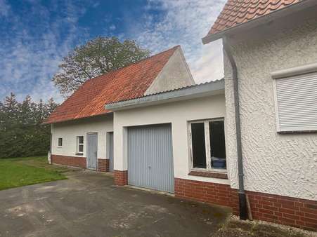 Seitliche Ansicht mit Garage - Einfamilienhaus in 38518 Gifhorn mit 115m² kaufen