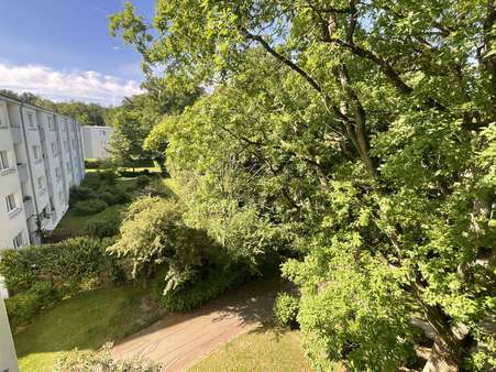 Blick von der Loggia - Etagenwohnung in 38444 Wolfsburg mit 60m² günstig kaufen