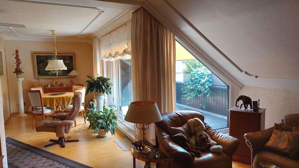 Wohnzimmer - Dachgeschosswohnung in 38444 Wolfsburg mit 73m² günstig kaufen