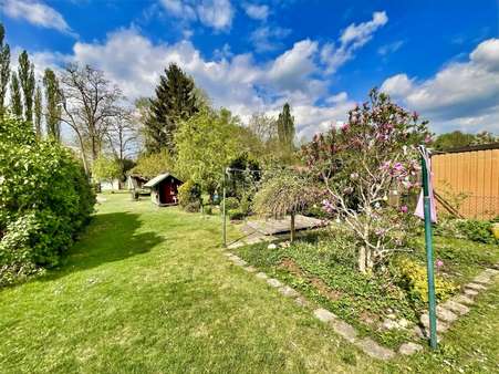 Blick in den großzügigen Garten - Einfamilienhaus in 29227 Celle mit 124m² kaufen