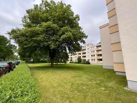Blick in die Gartenanlage - Etagenwohnung in 38444 Wolfsburg mit 79m² kaufen