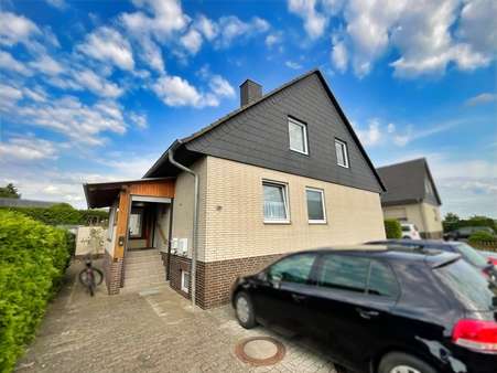 Ansicht Nordwest - Zweifamilienhaus in 38554 Weyhausen mit 211m² kaufen