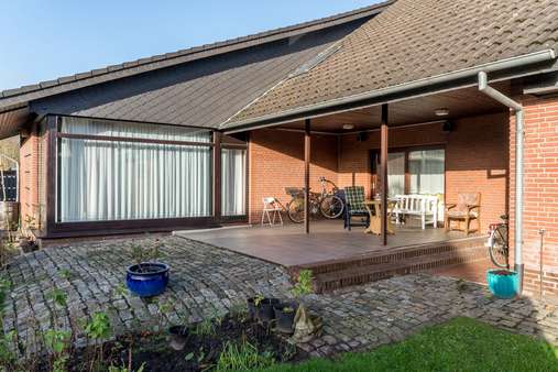 Außenansicht / Terrasse - Einfamilienhaus in 26689 Apen mit 208m² kaufen