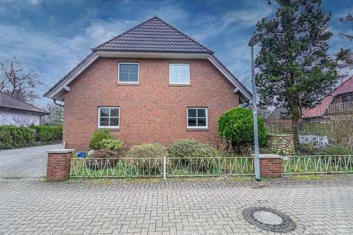 Außenansicht - Einfamilienhaus in 26316 Varel mit 263m² kaufen
