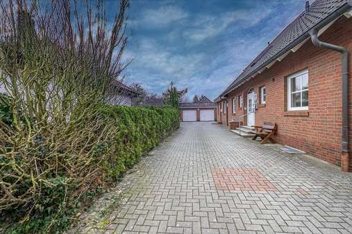 Auffahrt - Einfamilienhaus in 26316 Varel mit 263m² kaufen