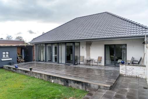Außenansicht / Terrasse - Bungalow in 26434 Wangerland mit 117m² kaufen