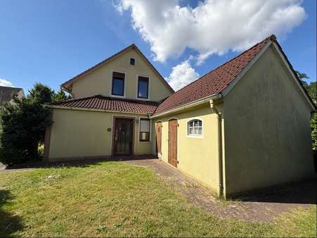 Haus hinten, Eingang Wohnung EG mit Schuppen Haus hinten, Eingang Wohnung EG mit Schuppen - Mehrfamilienhaus in 27753 Delmenhorst mit 115m² kaufen